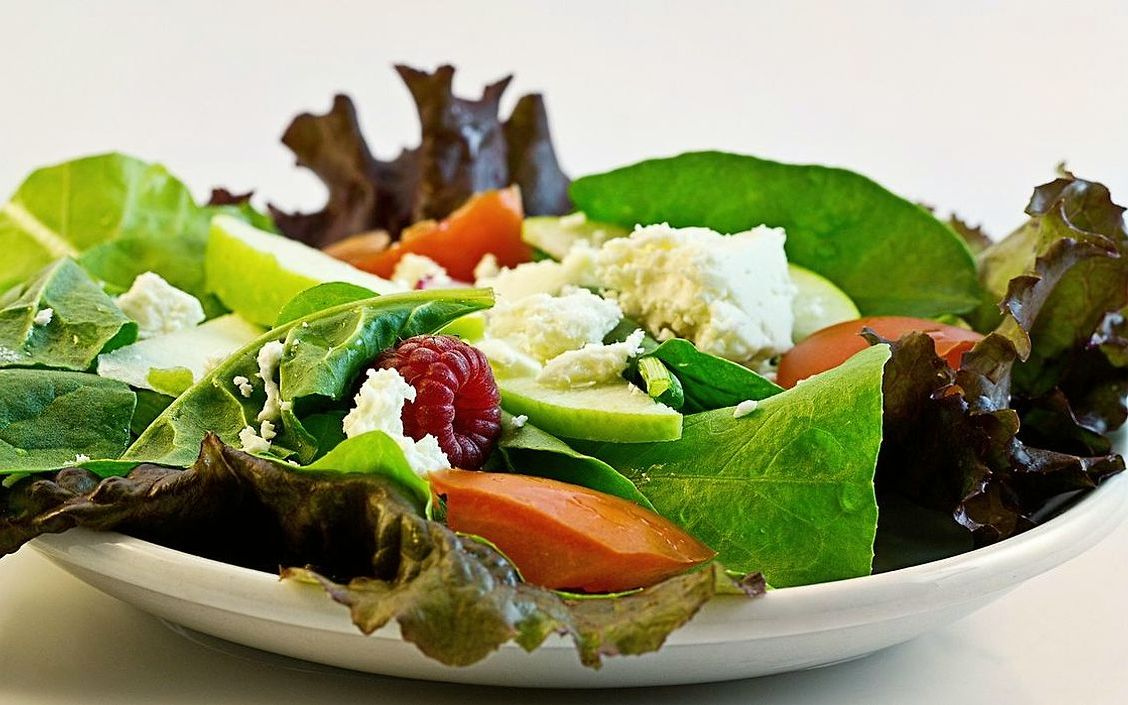 Um taça de aveia com frutas frescas e mel